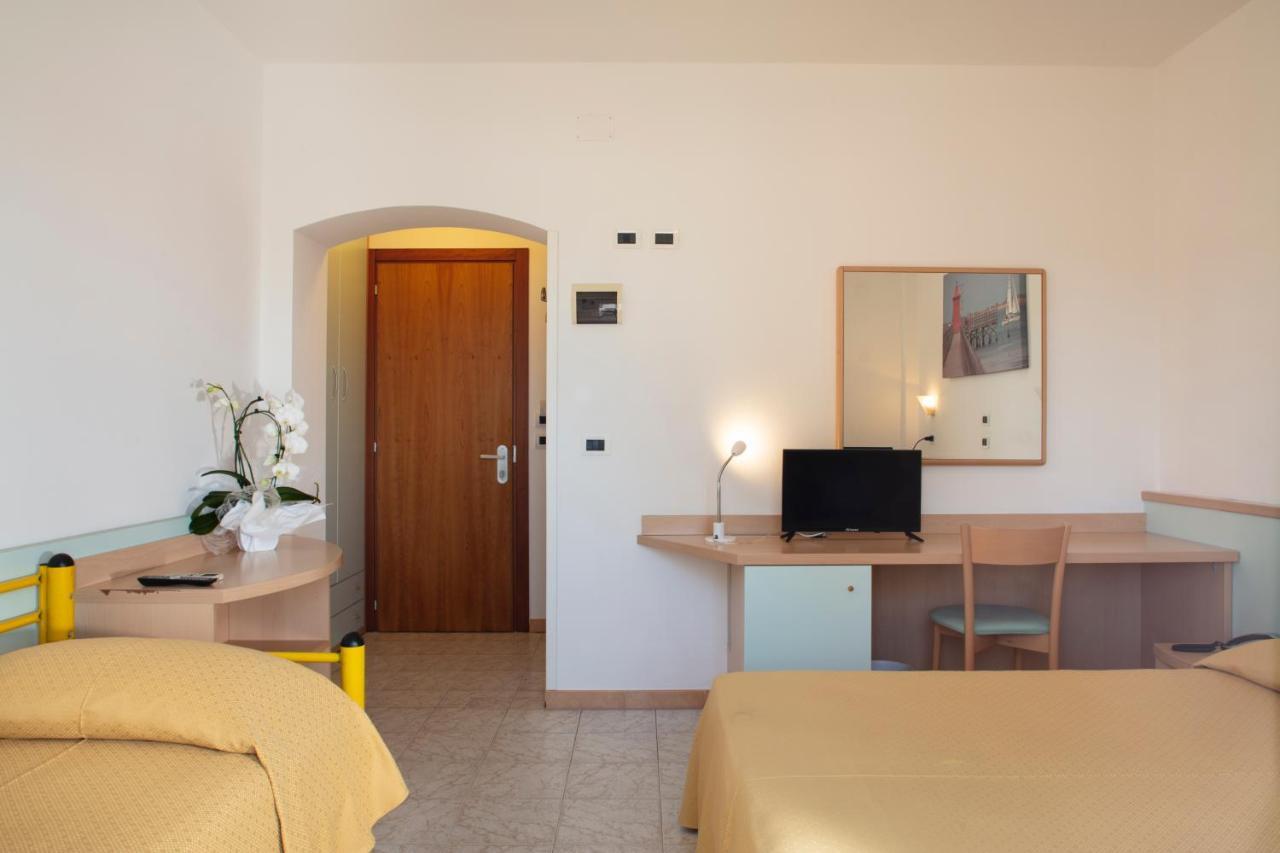Hotel Pelikan Lignano Sabbiadoro Exterior foto
